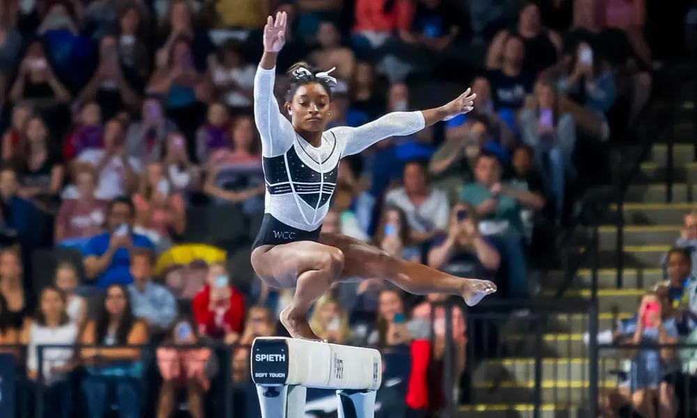 La gimnasta es más baja de lo que uno cree.