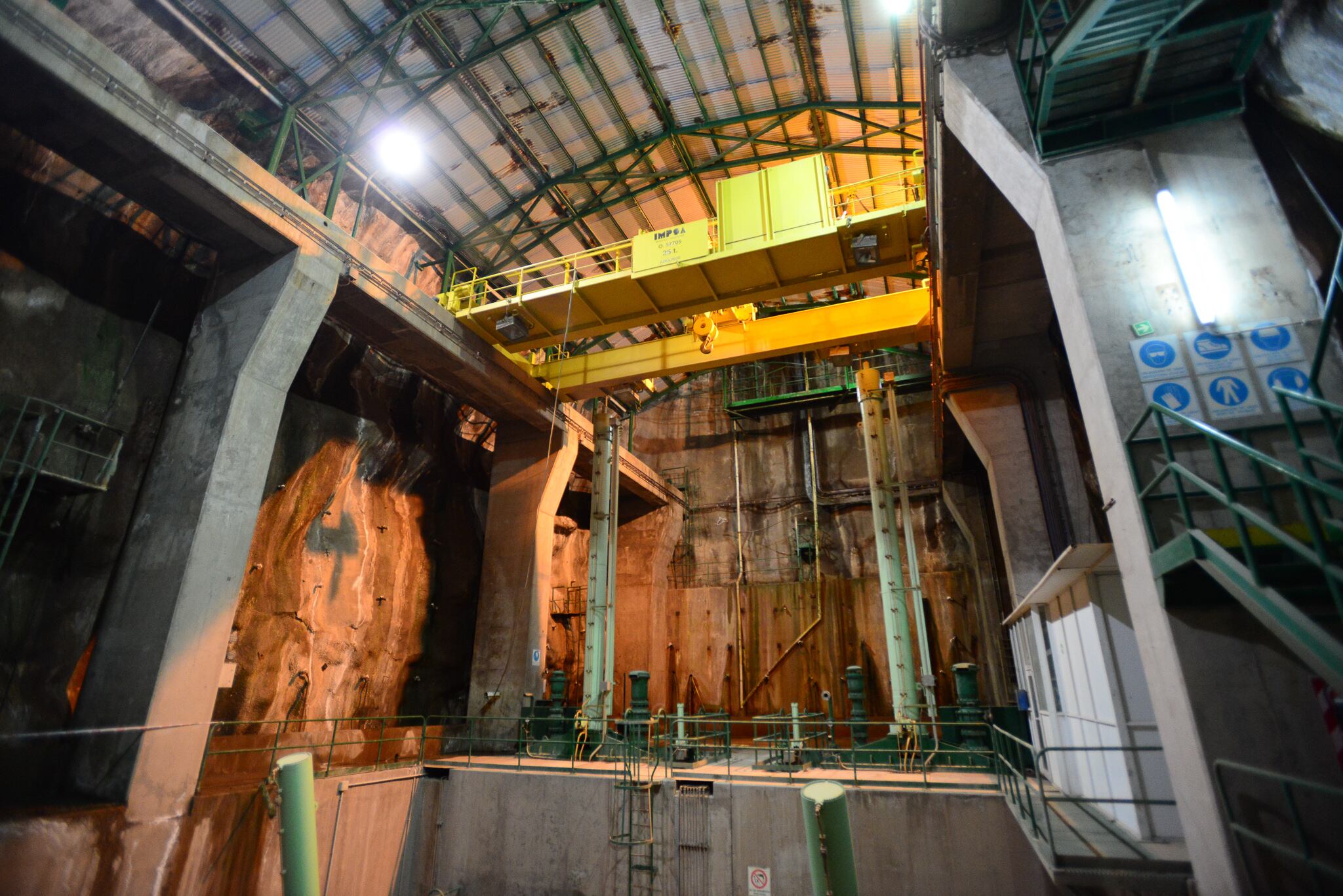 Descargador de Fondo o Caverna. Es el principal órgano de seguridad de la Presa Potrerillos, dado que permite un vaciado rápido del embalse en
caso de emergencia
Foto: Claudio Gutiérrez