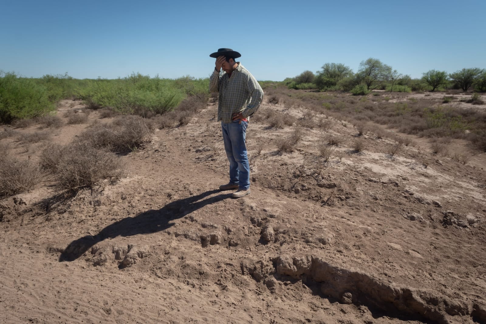 Impactantes fotos del río seco en Lavalle hace unos años y el mismo paisaje hoy, con la vuelta del agua. Foto: Ignacio Blanco / Los Andes