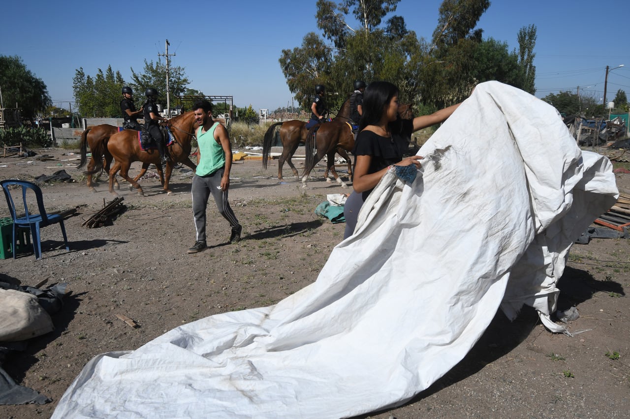 Efectivos de la Policía desalojaron a mas de 100 familias del asentamiento 19 de Febrero ubicado al oeste del barrio La Favorita de Ciudad, por una denuncia de ocupación ilegal de un terreno privado.

Foto: José Gutierrez / Los Andes 