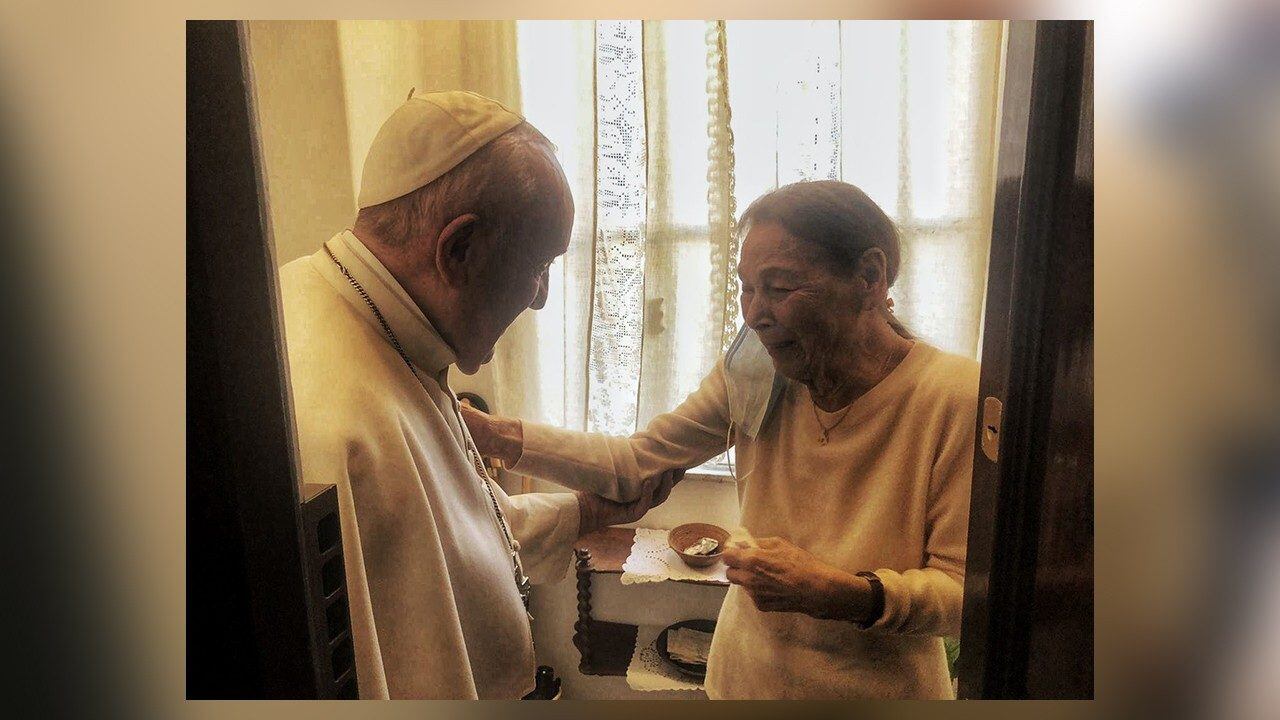 Francisco se reunió con la escritora hebrea Edith Bruck en la vivienda de la mujer en Roma. Gentileza Vatican News