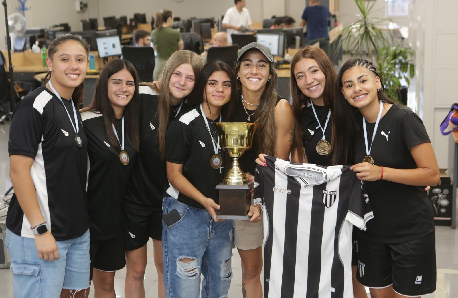 Parte del plantel femenino de Gimnasia y Esgrima estuvo presente en la redacción de Los Andes con la copa del campeón. Un 2024 que quedará grabado a fuego en el corazón blanquinegro.