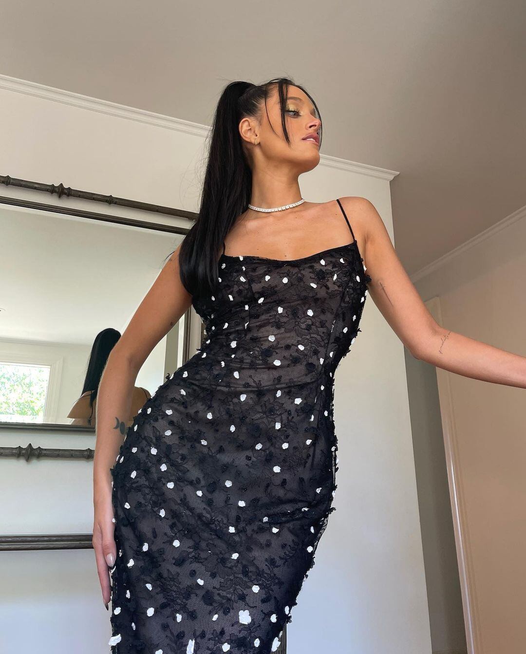 Oriana Sabatini lució un vestido negro con transparencias.