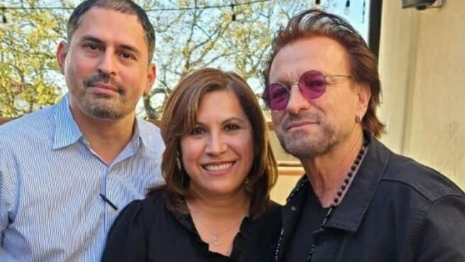 El doble de Bono y las personas estafadas en Dallas.