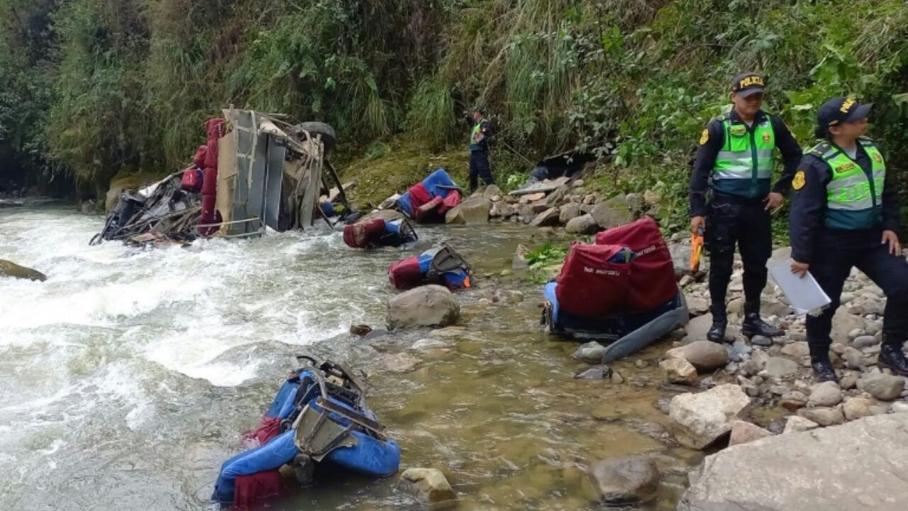 Policías y bomberos trabajan en el accidente ocurrido en Perú (Gentileza)