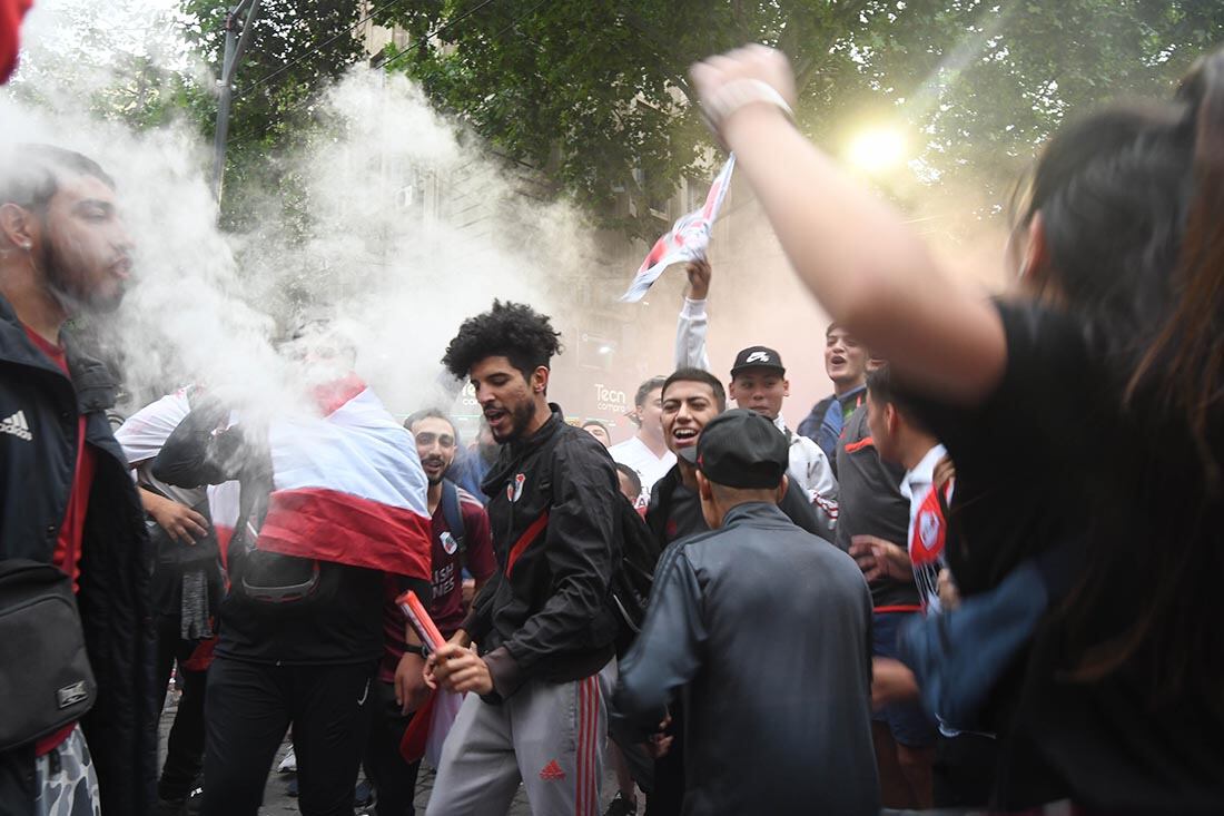 Hinchas de River festejan en el kilómetro 0 de Mendoza el aniversario de la final de la Copa Libertadores, que ganaron ante Boca Juniors.
 Foto José Gutierrez