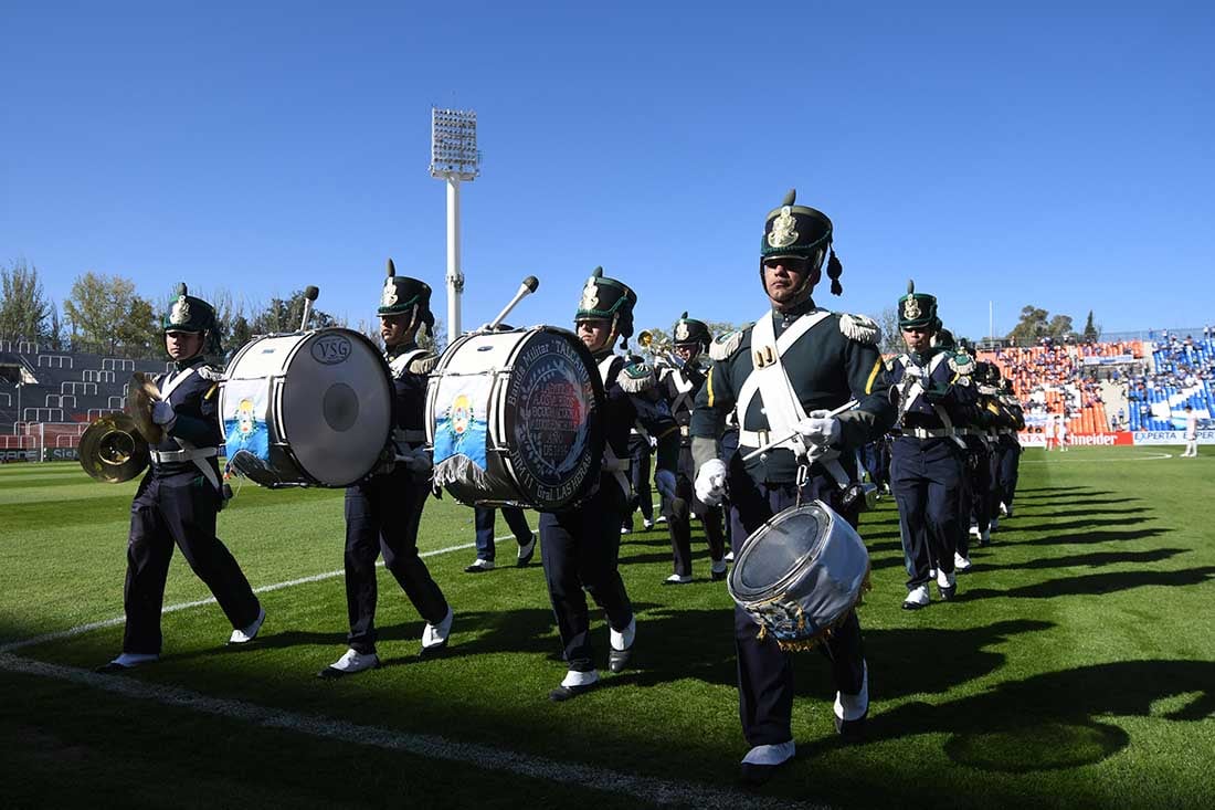 Futbol Liga Profesional Godoy Cruz Antonio Tomba vs. Estudiantes de la Plata en el estadio Malvinas Argentinas en Mendoza.
En la previa del Partido se hizo un homenaje a los veteranos de Malvinas que estuvieron presentes en el estadio junto a la Banda Militar Talcahuano del RIM 11.
Foto: José Gutierrez / Los Andes