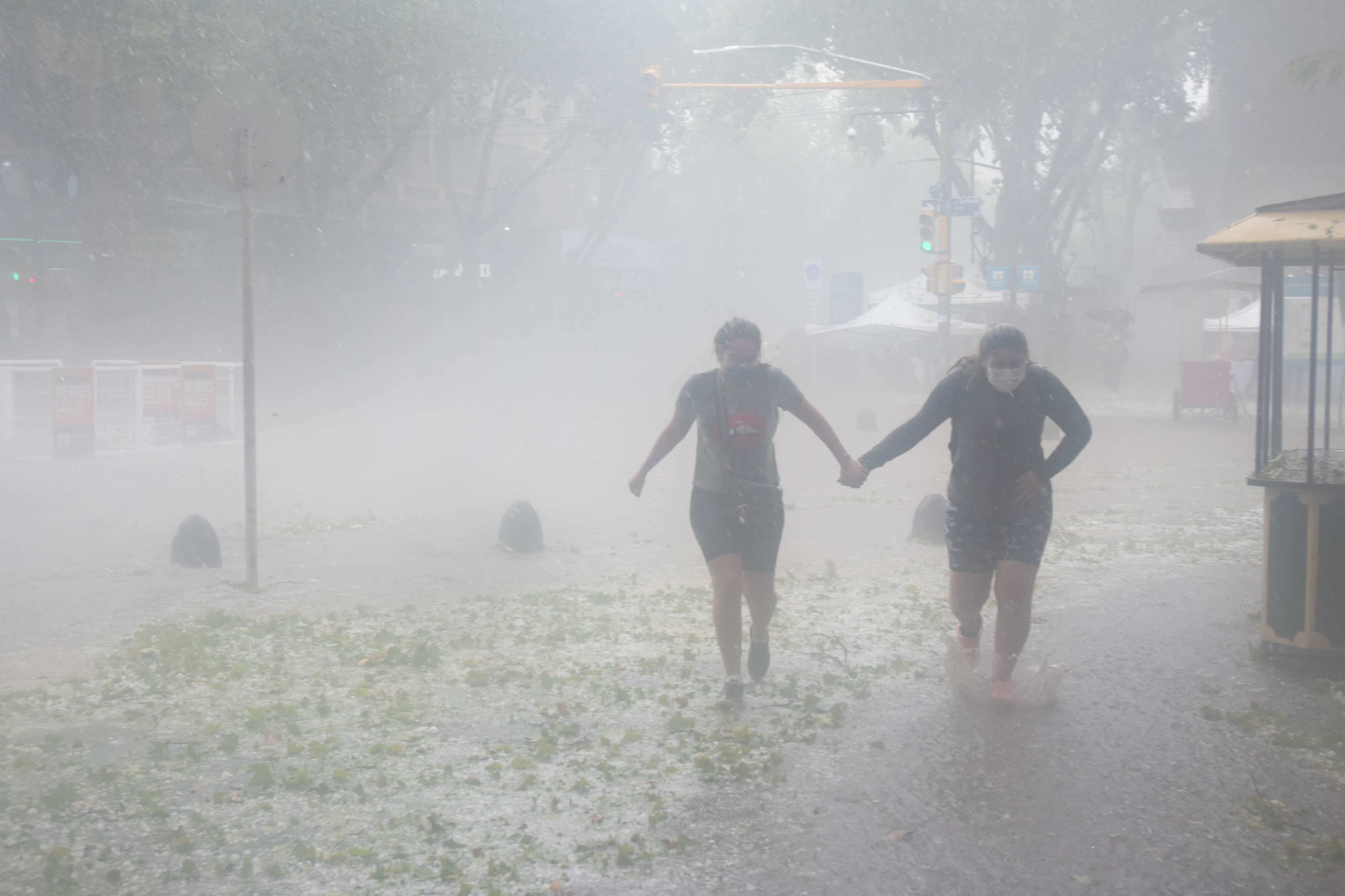 Fuerte tormenta de lluvia y granizo