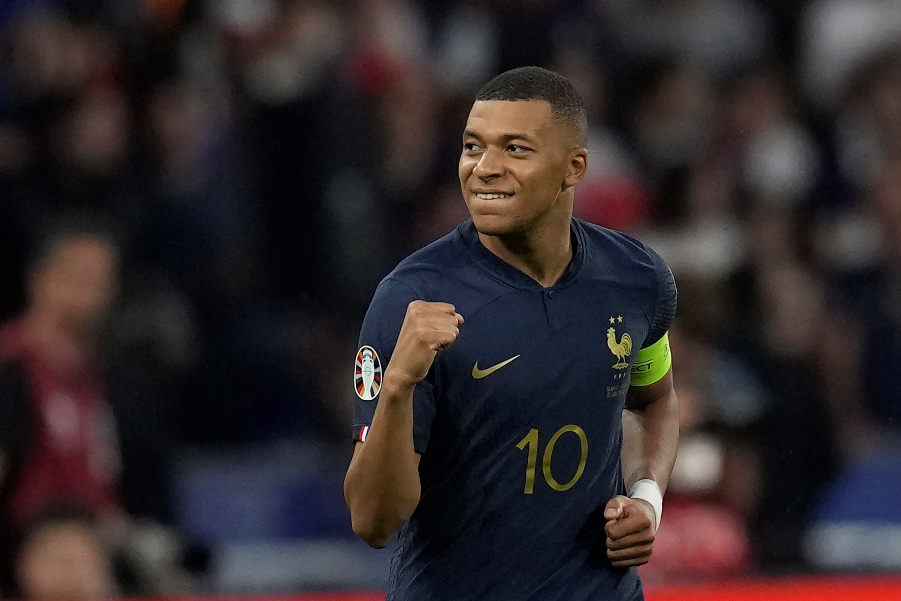 Kylian Mbappé le dio de penal el triunfo a Francia y marcó su gol 40 en la selección gala. (AP)