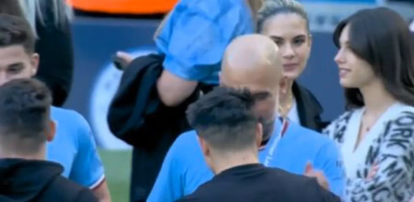 Así miraban a Julián las hijas de Guardiola durante los festejos por la Premier League. Foto: captura.