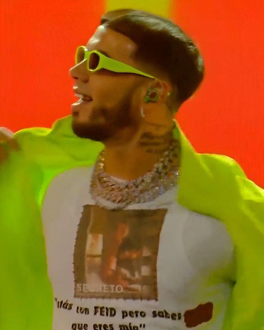 Anuel AA con la remera de la polemica