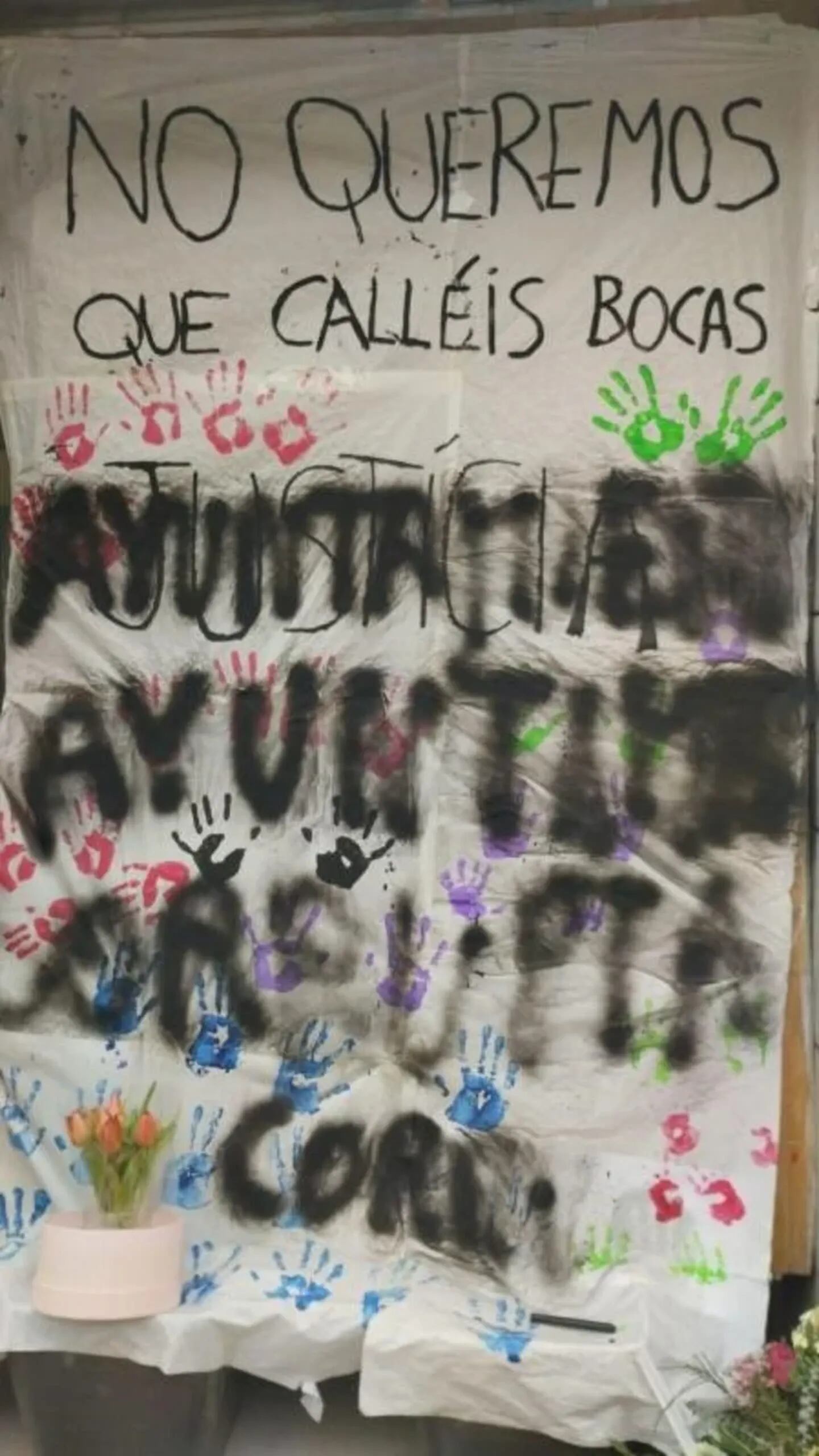 Vandalizaron el altar donde cayeron las gemelas argentinas en Barcelona.