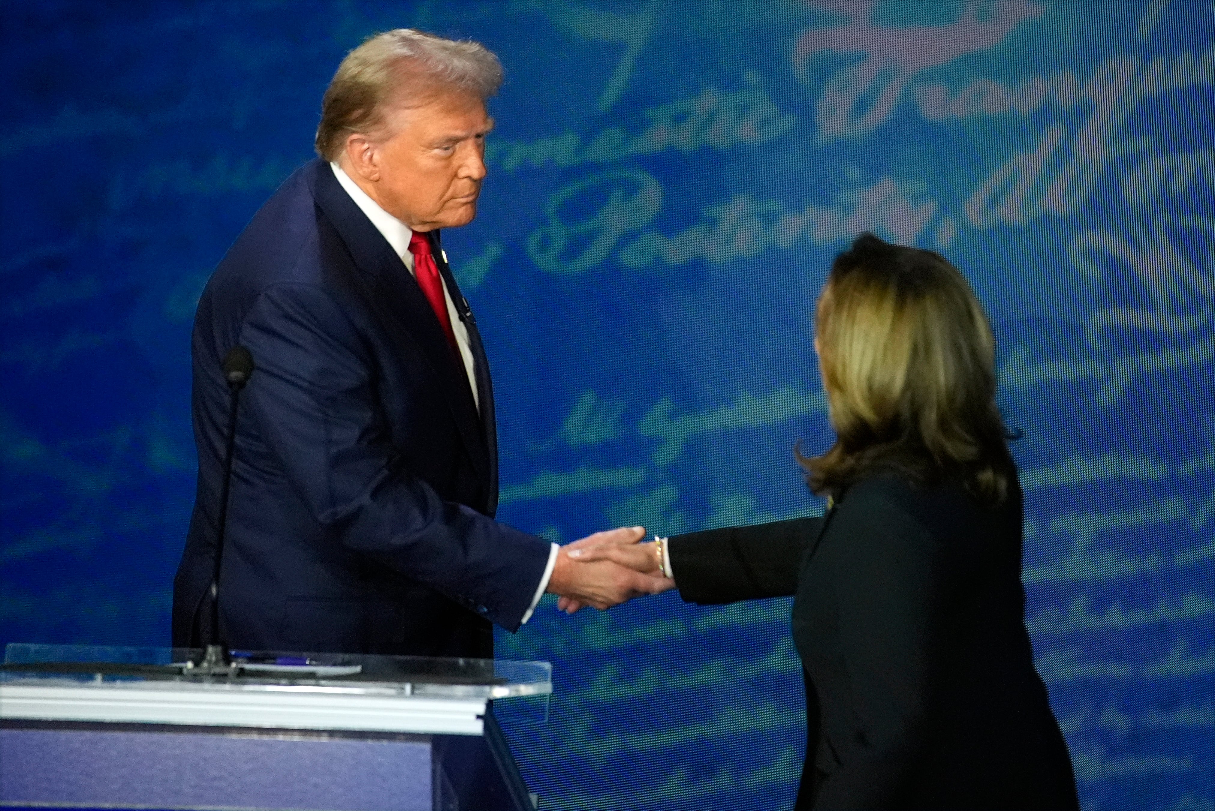 El candidato presidencial republicano y expresidente Donald Trump estrecha la mano de la candidata presidencial demócrata y vicepresidenta Kamala Harris durante el debate presentado por ABC News, el martes 10 de septiembre de 2024, en el National Constitution Center de Filadelfia. (AP Foto/Alex Brandon)