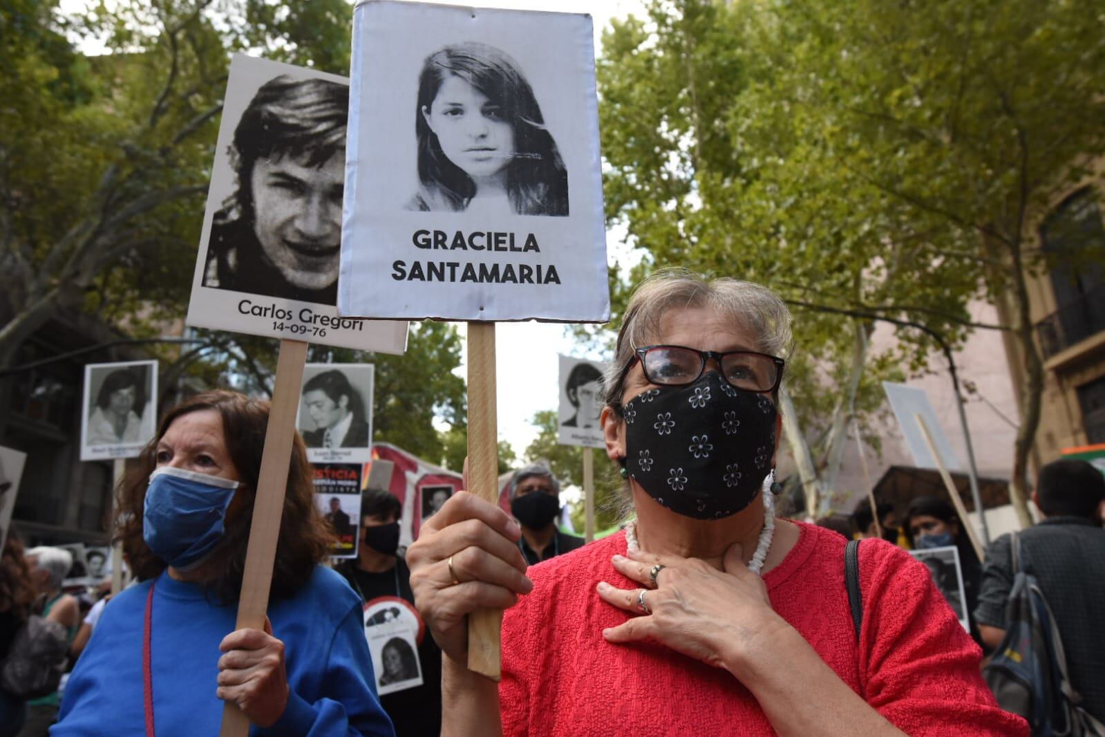 La marcha fue encabezada por familiares de desaparecidos, acompañados por la agrupación HIJOS y organizaciones sindicales y políticas. Foto: Mariana Villa / Los Andes