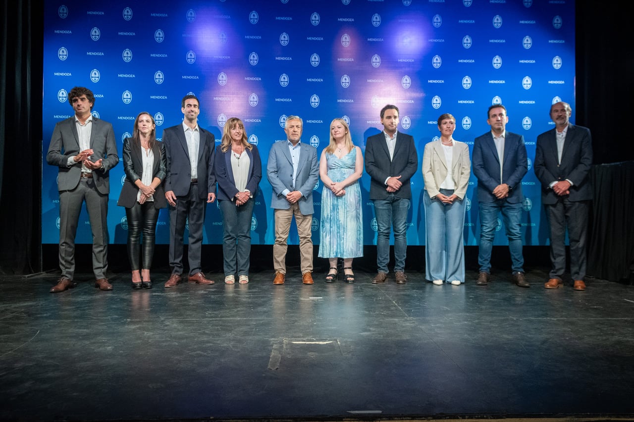 El gobernador electo presentó a sus ministros, ministras y el esquema con el que funcionará la gestión de los próximos cuatro años.
    
Foto: Ignacio Blanco / Los Andes 