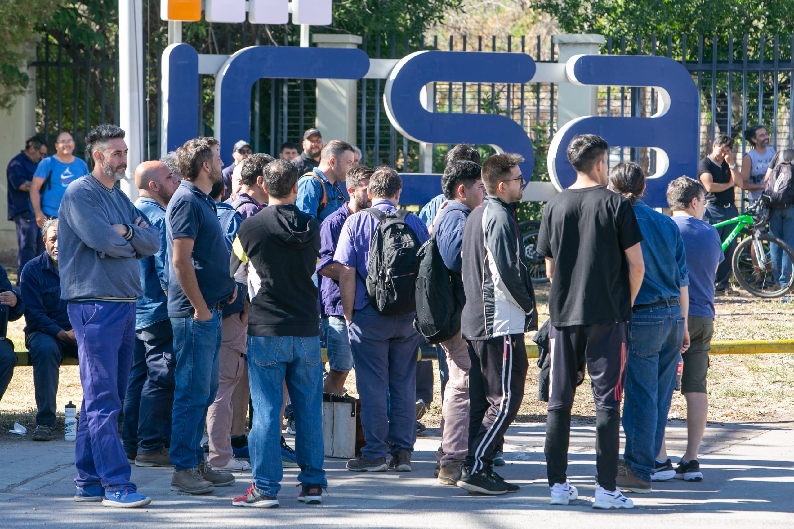 Protesta de trabajadores en Impsa por salarios pagados de forma incompleta e incertidumbre por el traspaso a manos privadas (Foto: Los Andes)