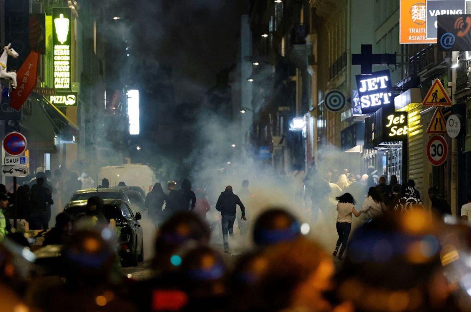 Continúan las protestas en la capital francesa y sus alrededores detonadas por el asesinato de un joven de familia migrante en un control policial.