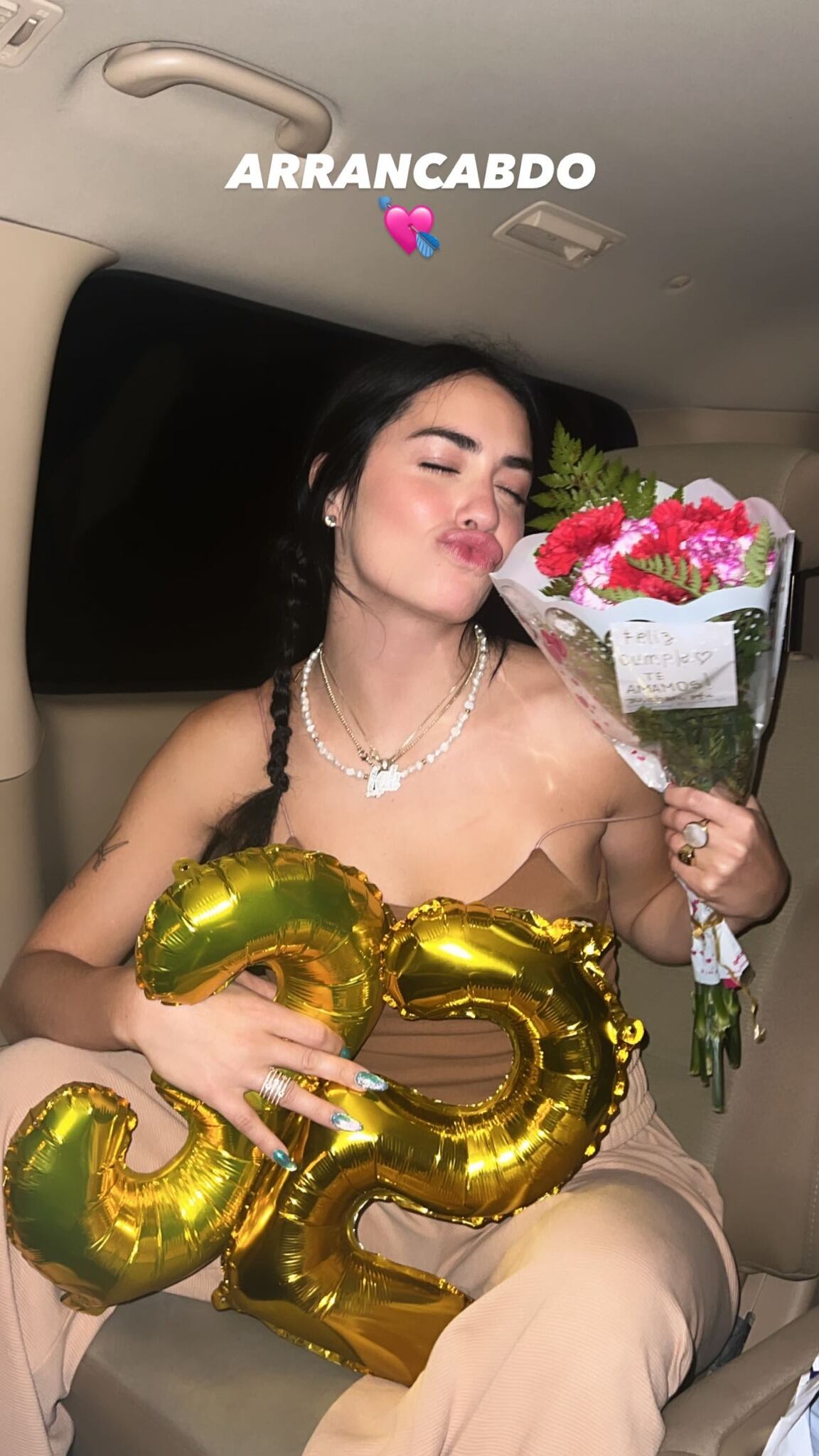 Lali comenzando su cumpleaños.