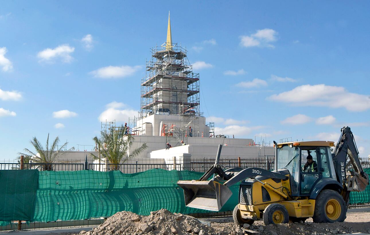 Continúa la construcción de esa gran iglesia sobre el lateral de Avenida Champagnat. Foto: Orlando Pelichotti / Los Andes