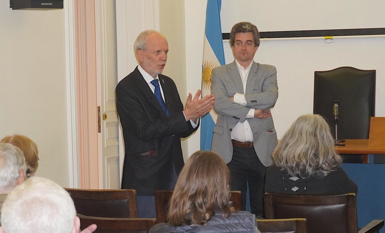 Ricardo Villalba durante su exposición sobre cambio climático y bosques nativos argentinos. Foto: Gentileza/Ancefn o Academia de Ciencias Exactas.