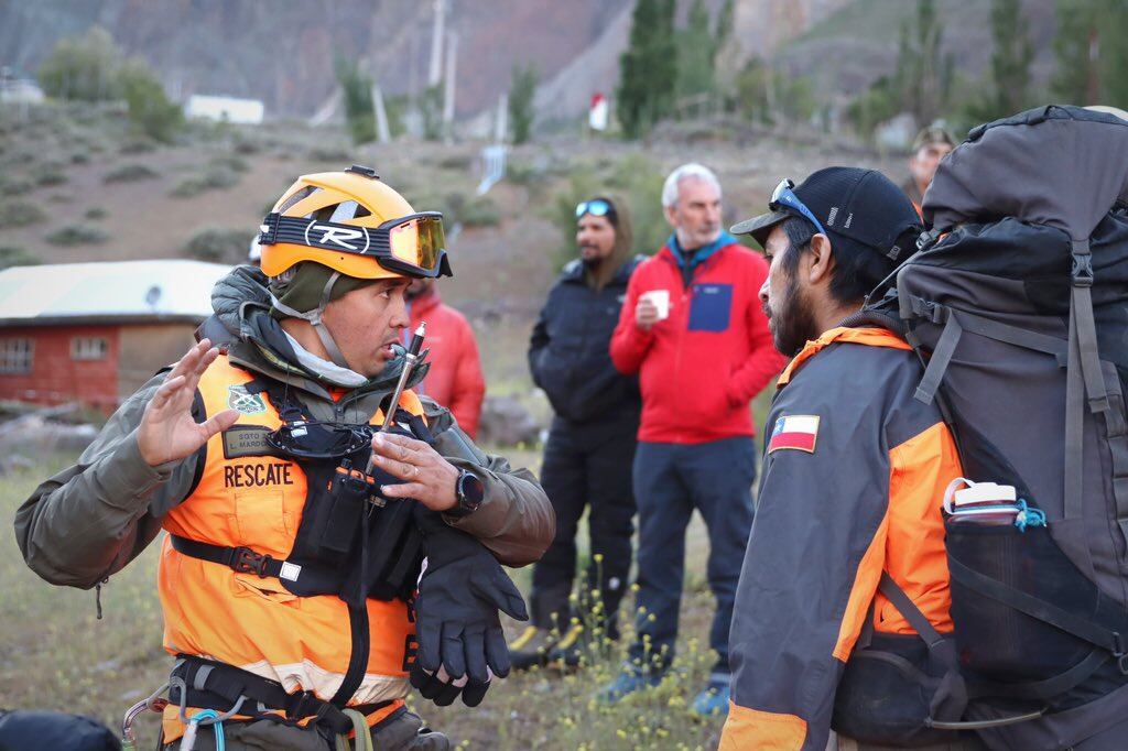 Comenzó el operativo para bajar los cuerpos de los argentinos. Foto: Carabineros de Chile