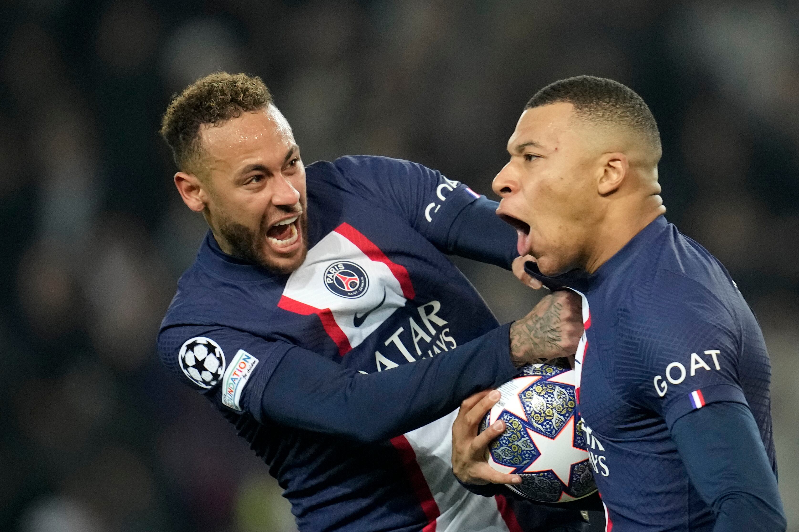 ARCHIVO - Kylian Mbappé (derecha) celebra con Neymar tras anotar un gol que fue anulado para el PSG en el partido contra Bayern Múnich en los octavos de final de la Liga de Campeones, el martes 14 de febrero de 2023. (AP Foto/Christophe Ena)