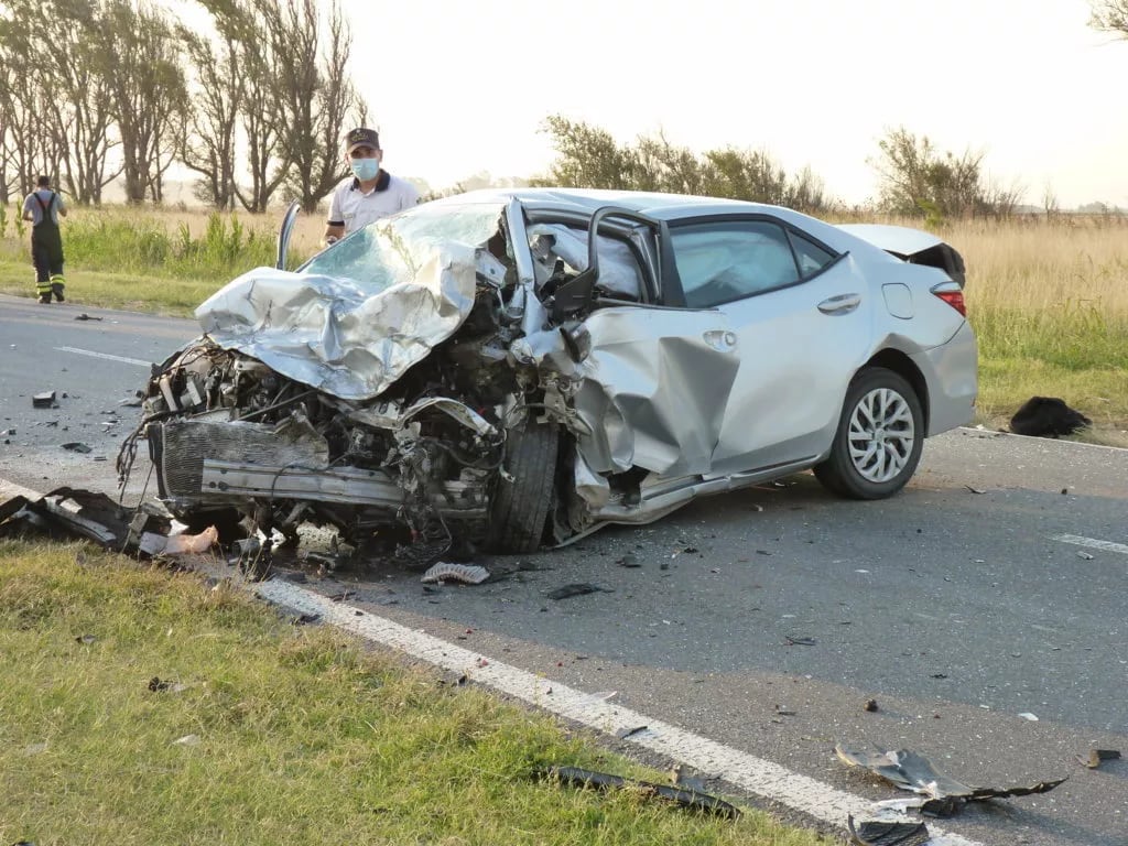 Las personas que viajaban en el Toyota Corolla debieron ser trasladadas al hospital de Realicó, pero una criatura falleció en el camino.