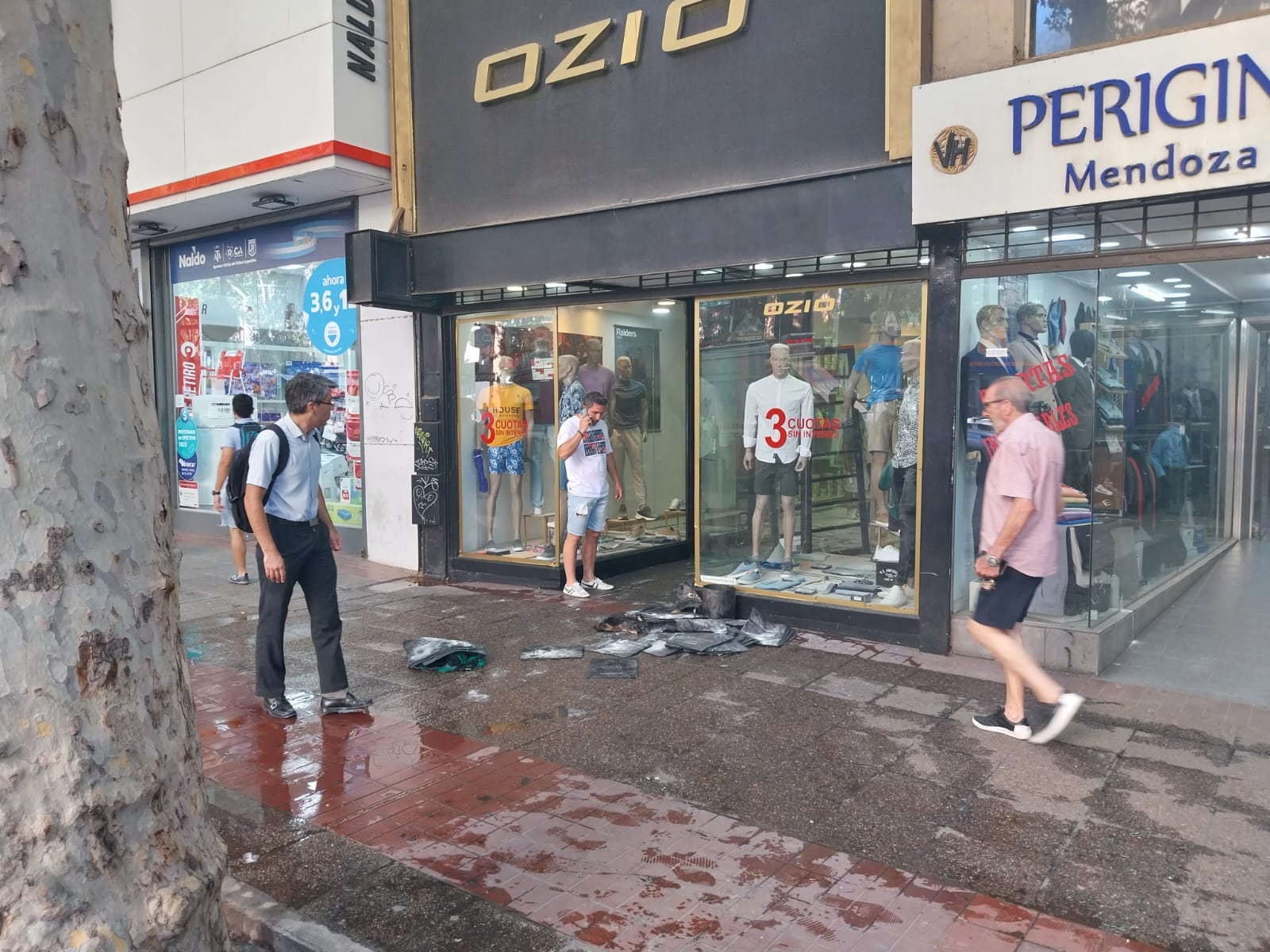 Uno de los colaboradores rompió uno de los vidios que forman la vidriera para poder comenzar con el ataque del principio de fuego. | Foto: Ignacio Zavala Tello 