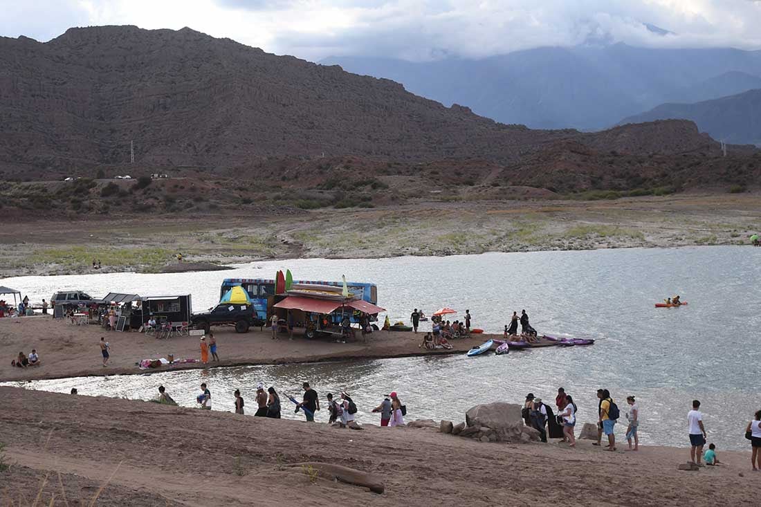 Turistas y mendocinos en el Dique Potrerillos. Foto: José Gutierrez