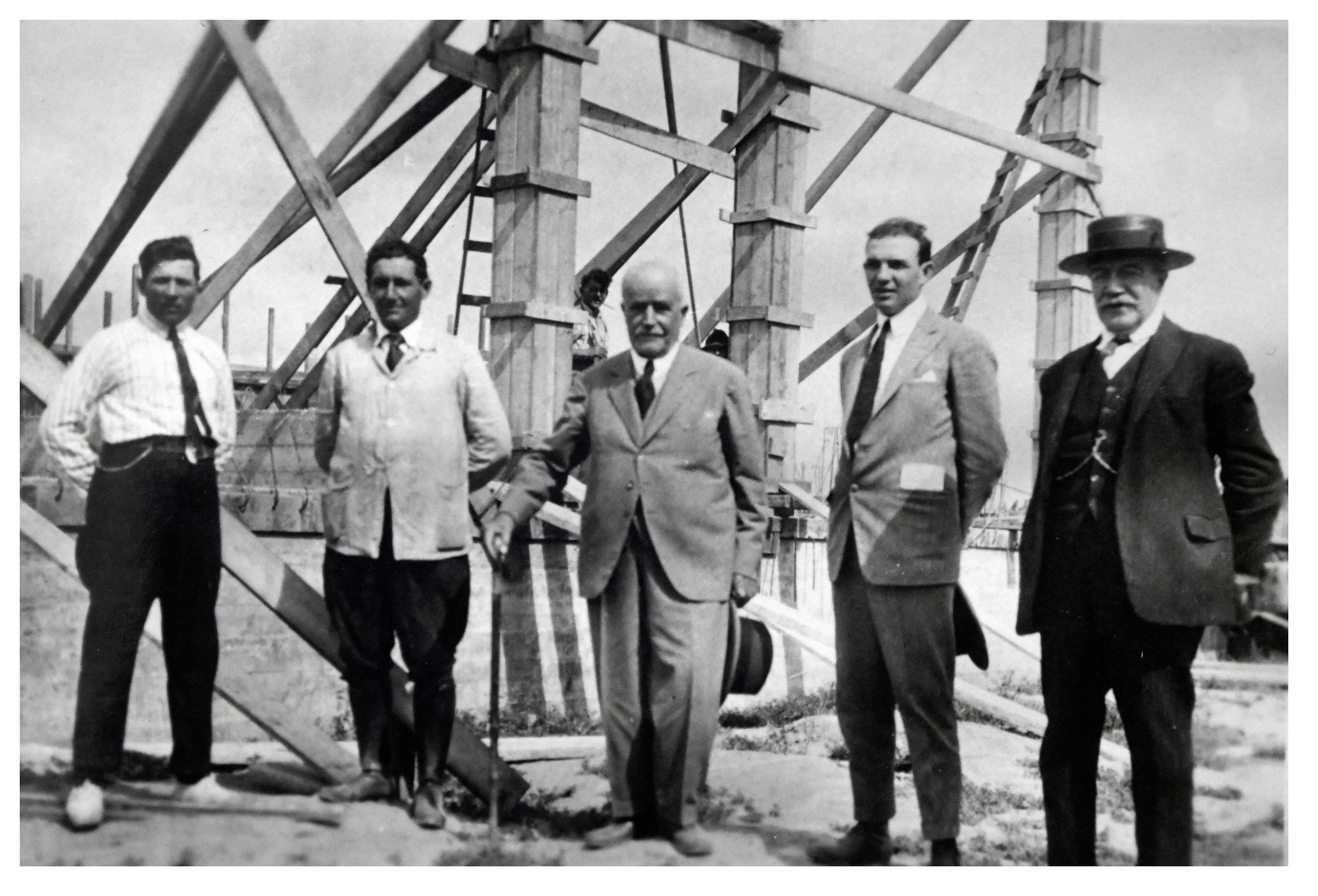 Fotografía inédita del encofrado de las primeras columnas de Pasaje San Martín que sostendrán a la futura cúpula. Al centro el empresario español Miguel Escorihuela Gascón, que se conserva en el Archivo General de la Provincia. 

