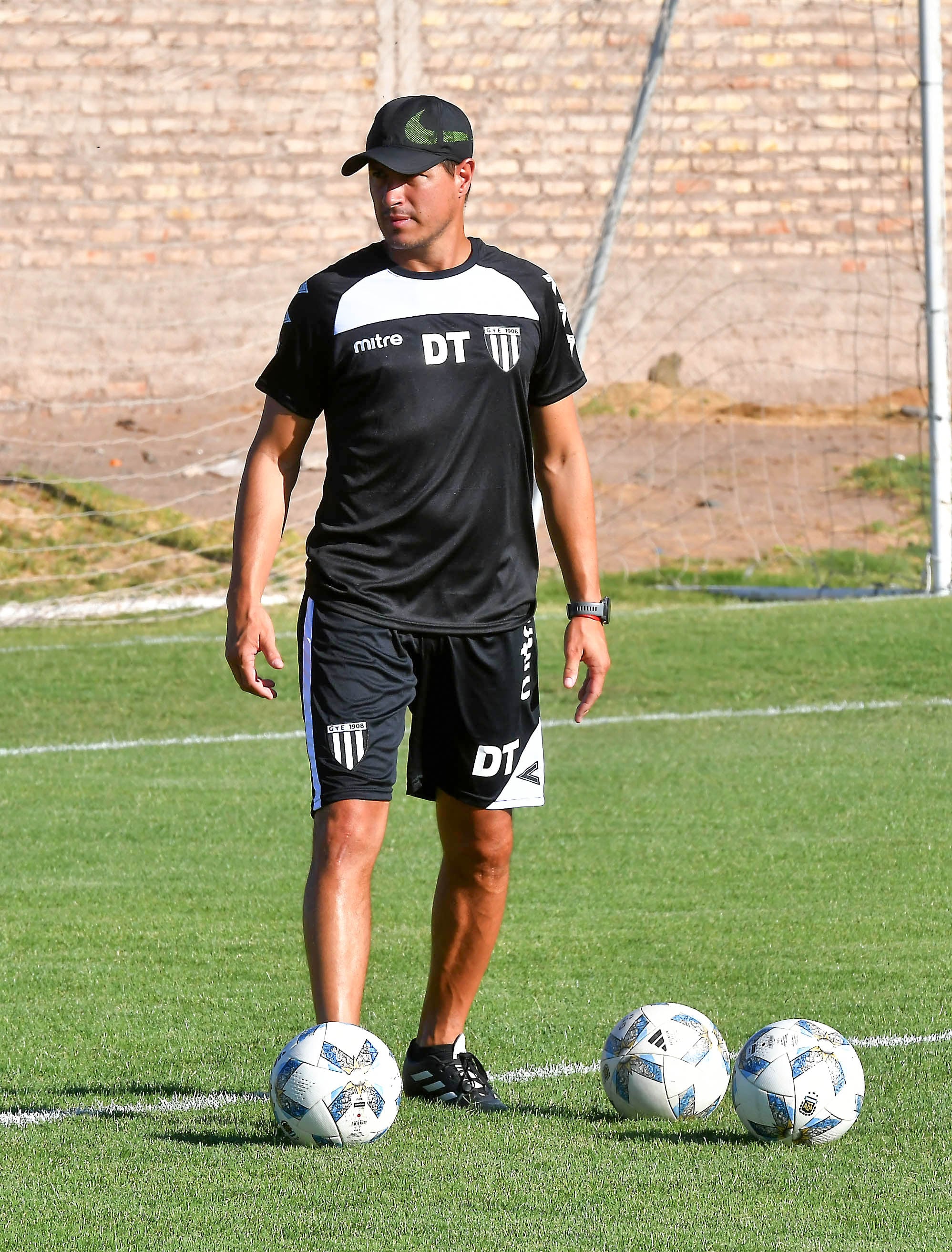 Ezequiel Medrán continúa al frente del plantel mensana. Foto: Daniel Caballero / Los Andes