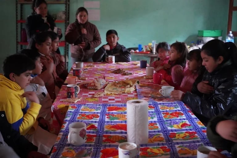 Los alumnos de Gloria tomando el desayuno antes de ingresar a clases. Foto: Gentileza Infobae.