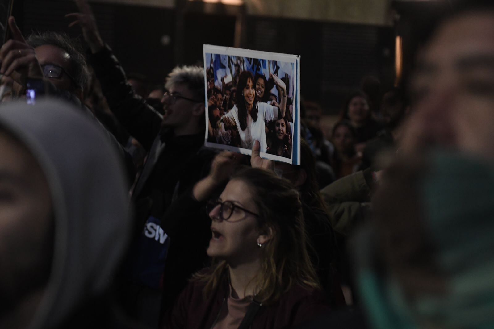 Militantes K protestaron afuera de la casa de Cristina Kirchner y se unieron varios dirigentes del oficialismo. - Gentileza / Clarín