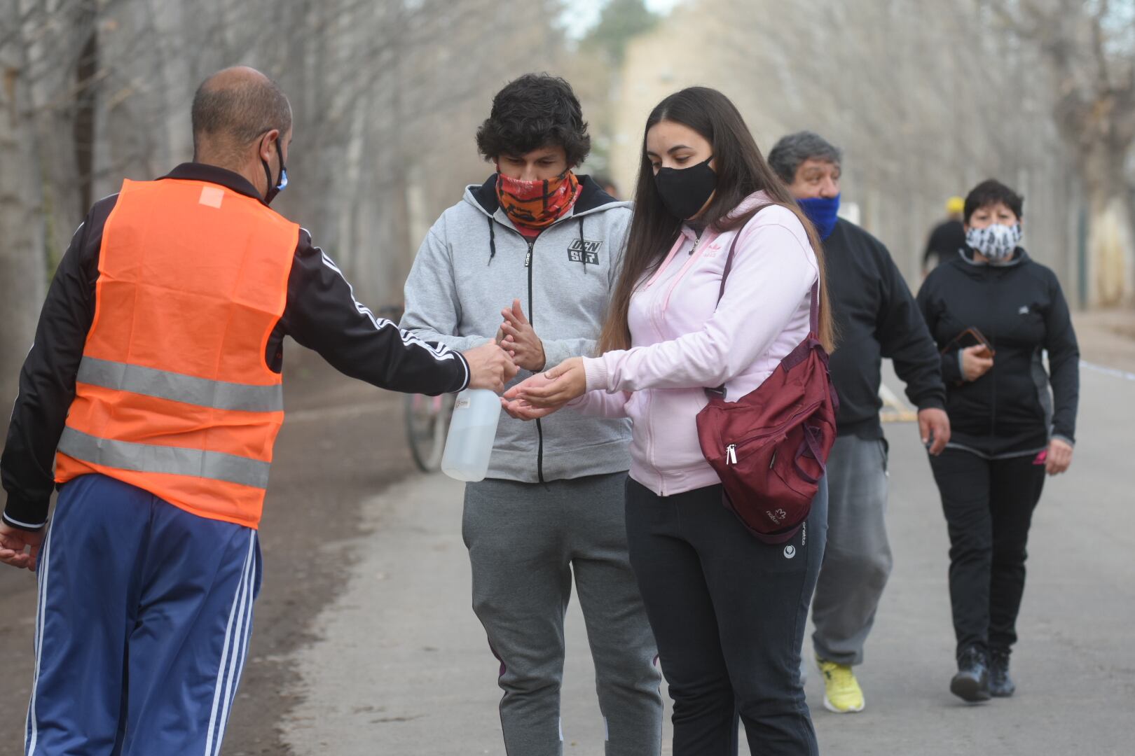 Las personas que se acercaban al templo de Junín eran desinfectados antes de llegar hasta la imagen de San Cayetano.