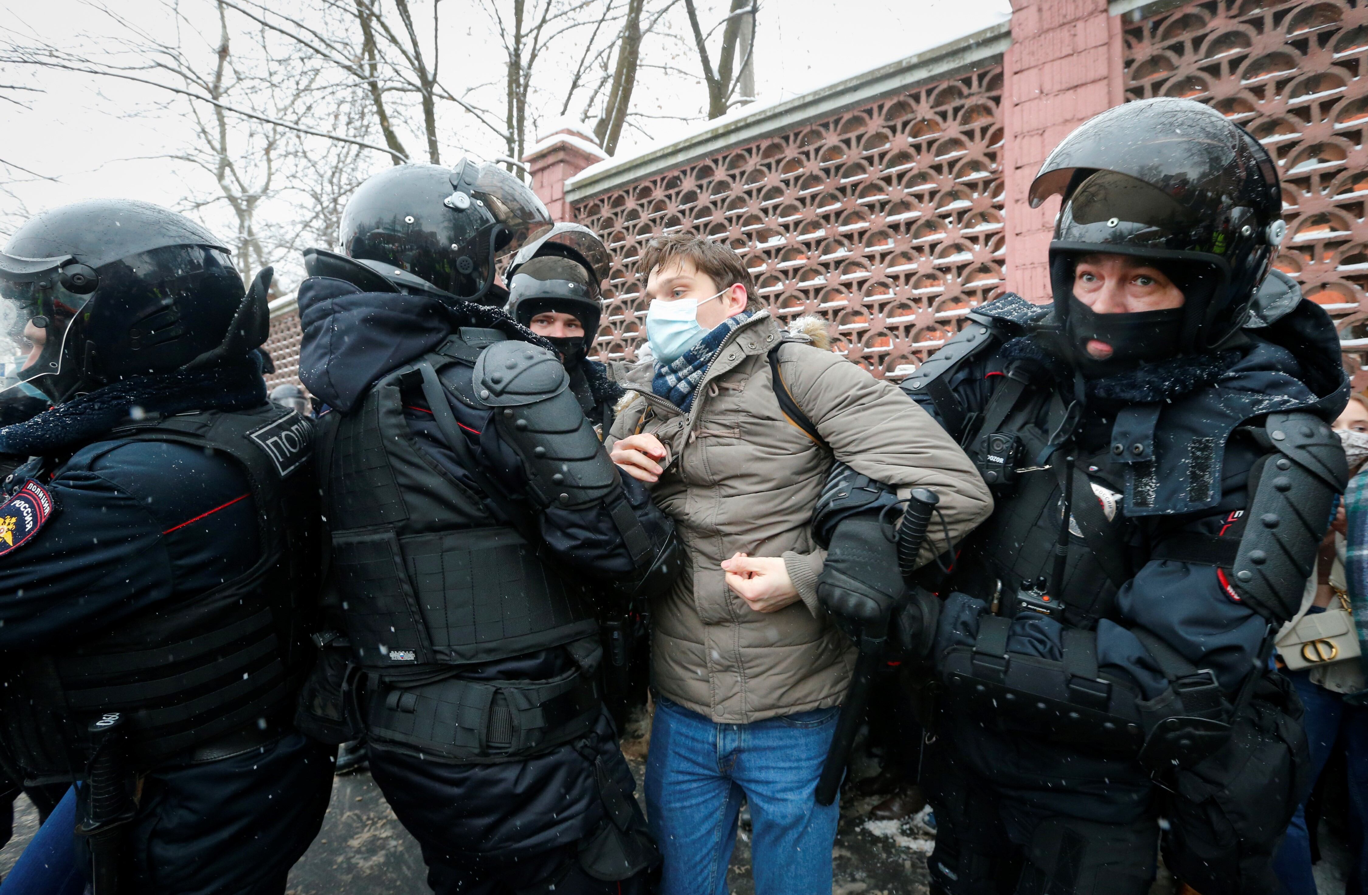 Cientos de personas fueron detenidas en medio de las protestas que exigían la liberación del opositor Alexei Navalny. AP