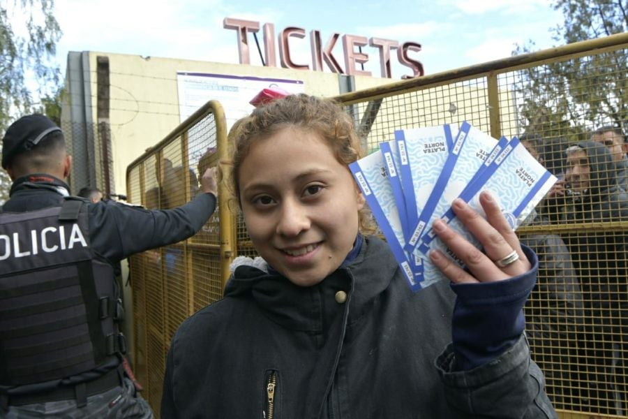 Cientos de hinchas "neutrales" esperaron 3 días para comprar las entradas y estar en el partido del viernes cuando Boca visite a Godoy Cruz en Mendoza.