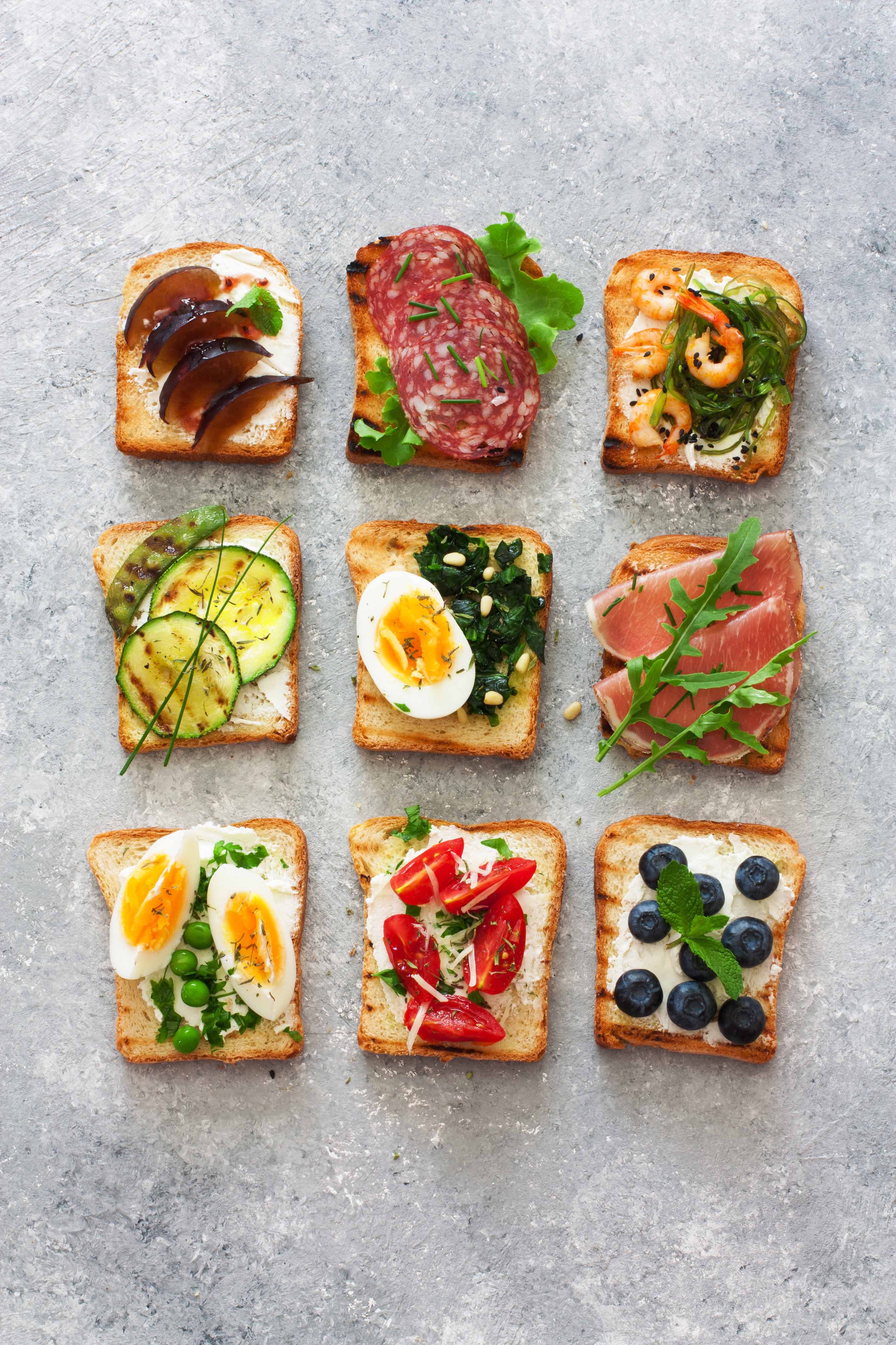 La comida de la apericena tiene que ser sencilla, como por ejemplo tostar pan de campo con un chorrito de aceite de oliva, sal y pimienta.