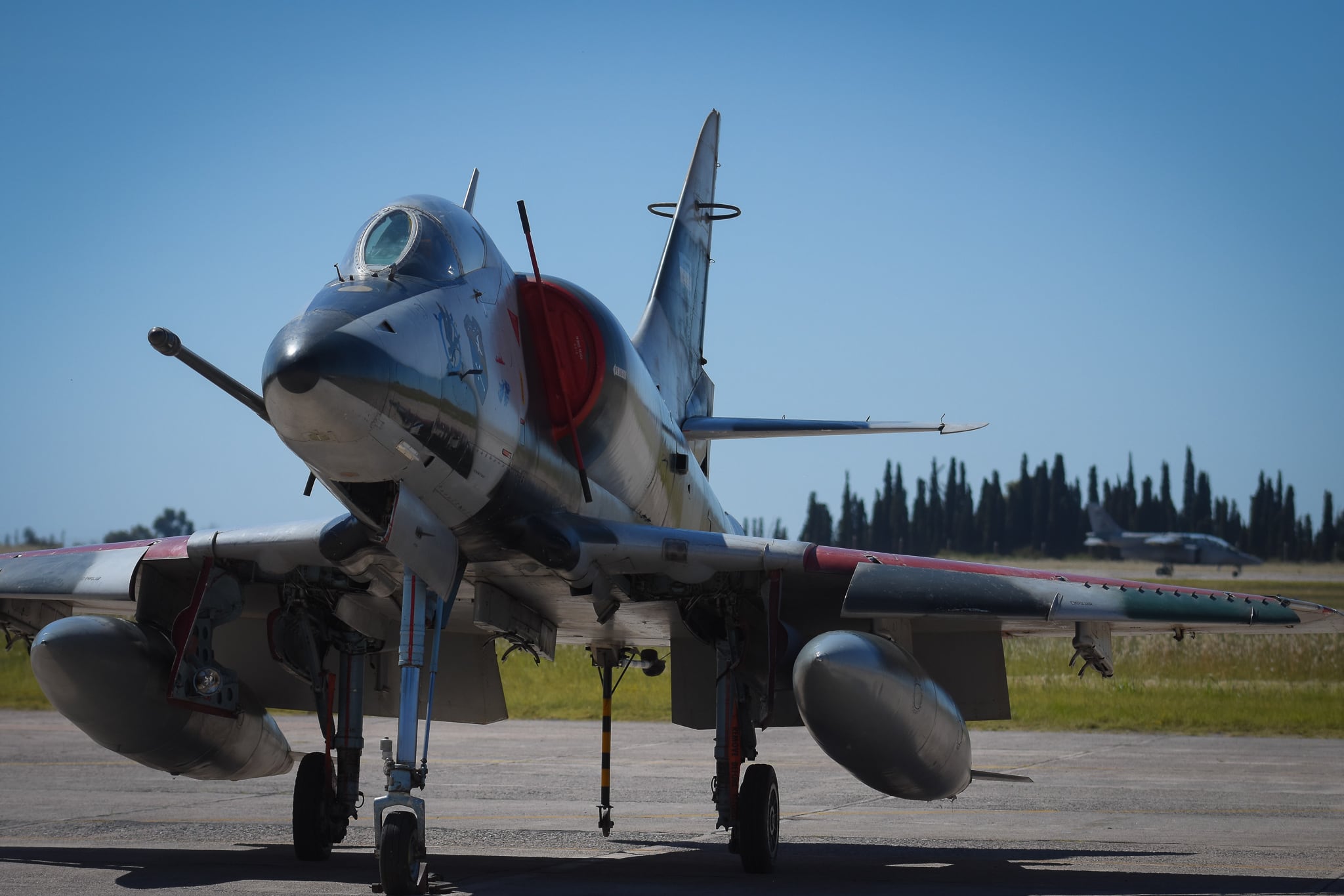 Con un desfile terrestre y un pasaje aéreo de los IA 63 Pampa se realizaron los actos del 73 aniversario de la IV Brigada Aérea