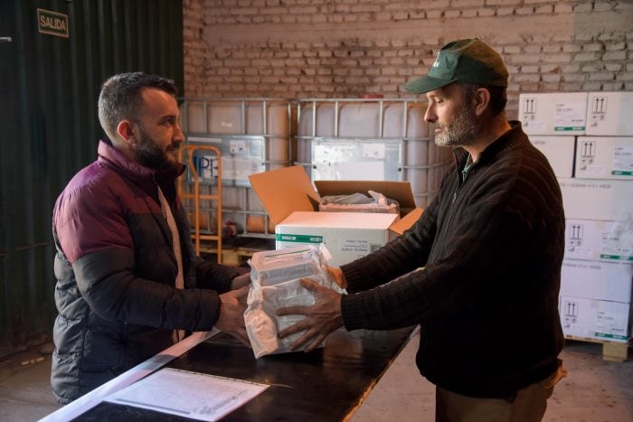 Cuando se cuenta con fondos suficientes, Iscamen entrega difusores de feronomas para la lucha contra la lobesia botrana