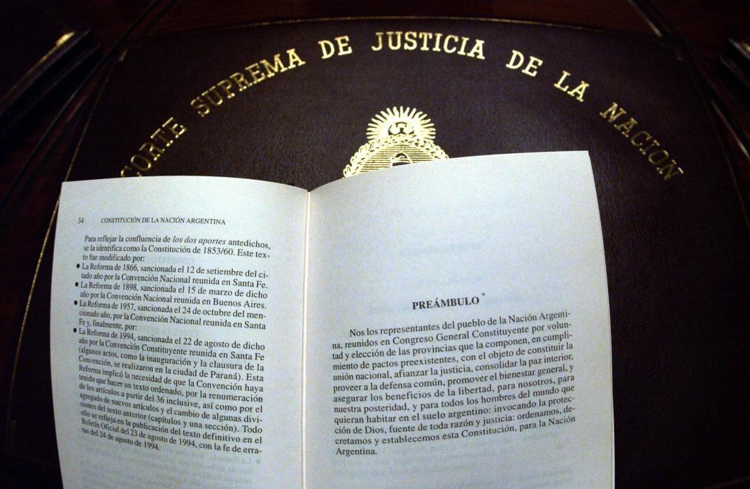 Constitución. Establece en su artículo 1°: “La Nación argentina adopta para su gobierno la forma representativa, republicana y federal, según lo establece la presente Constitución”. (Archivo)