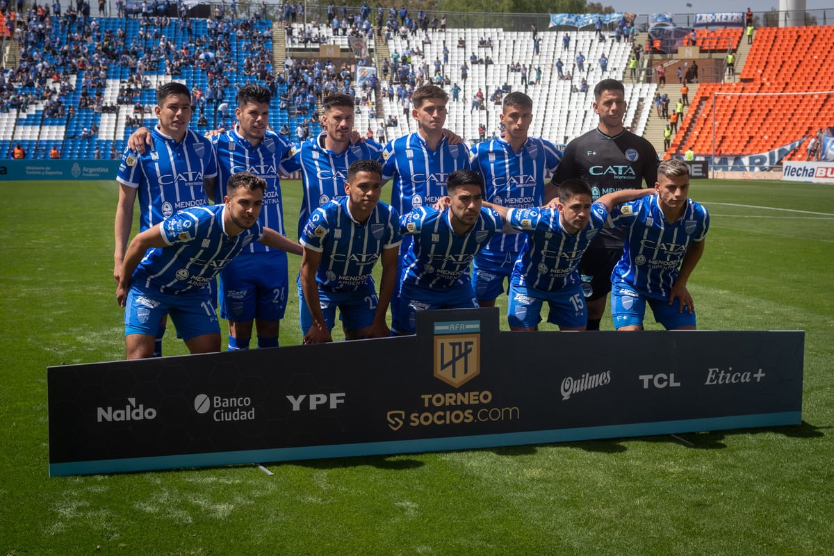 Los hinchas volvieron a la cancha y ya se palpita la alegría, las banderas y los cánticos en el Malvinas.
Pasado el medio día el Mundialista volvió a abrir las puertas para ser poblado en su 50% de aficionados tombinos, para poder alentar a Godoy Cruz en su partido frente a Newell’s.