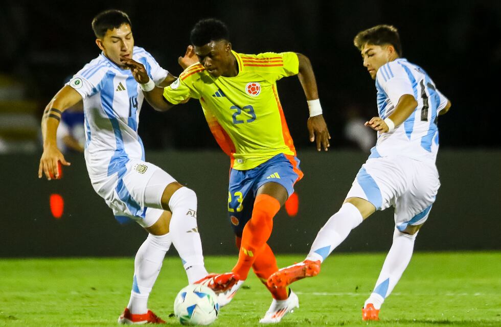 VALENCIA (VENEZUELA), 26/01/2025.- Tobias Rámirez (i) de Argentina disputa un balón con Neiser Villareal de Colombia este domingo, previo a un partido del grupo B del Campeonato Sudamericano sub-20 entre las selecciones de Colombia y Argentina en el estadio Polideportivo Misael Delgado en Valencia (Venezuela). EFE/ Juan Carlos Hernández