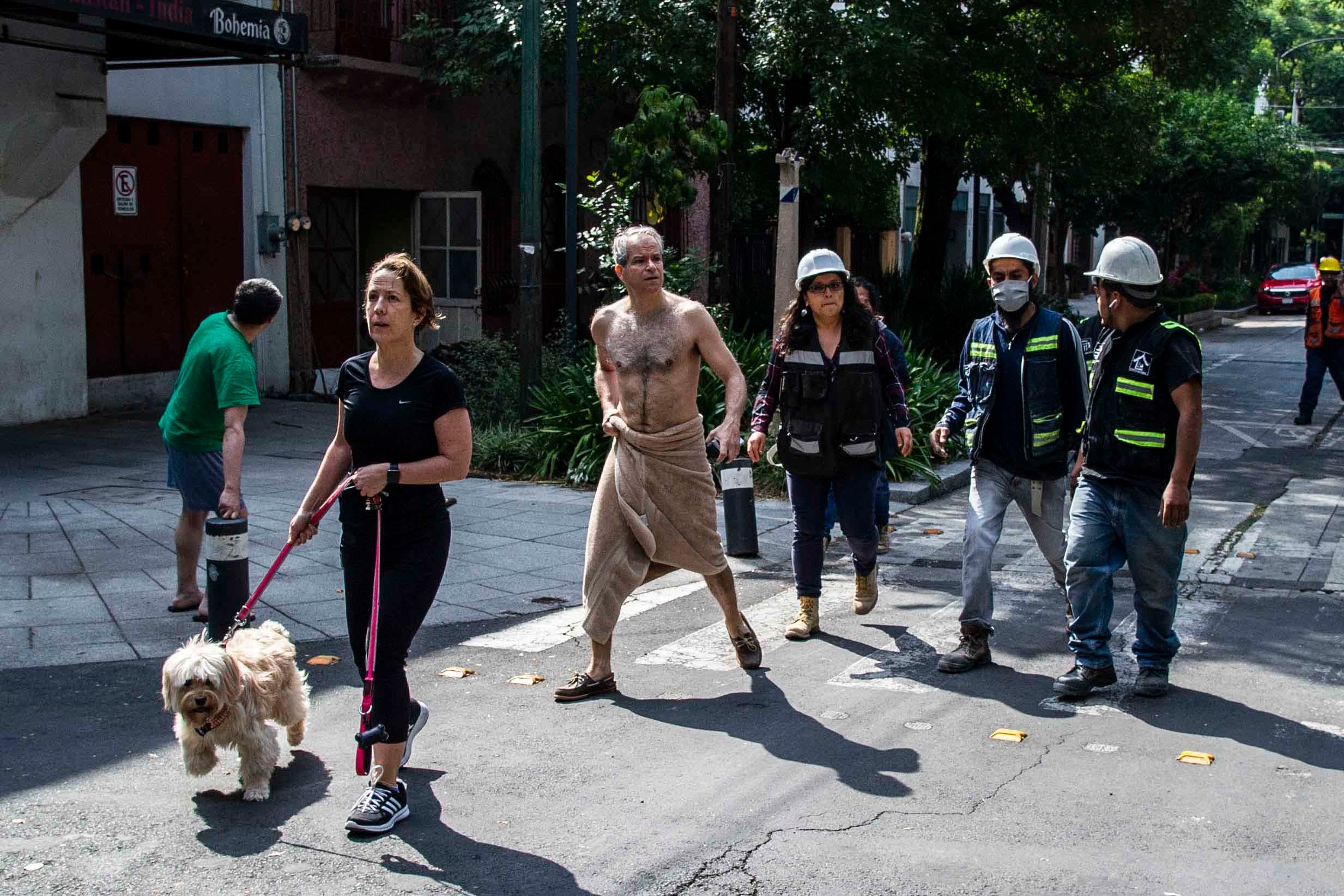 La gente llega a las calles de la Ciudad de México después de un terremoto el 23 de junio de 2020 en medio de la nueva pandemia de coronavirus COVID-19.