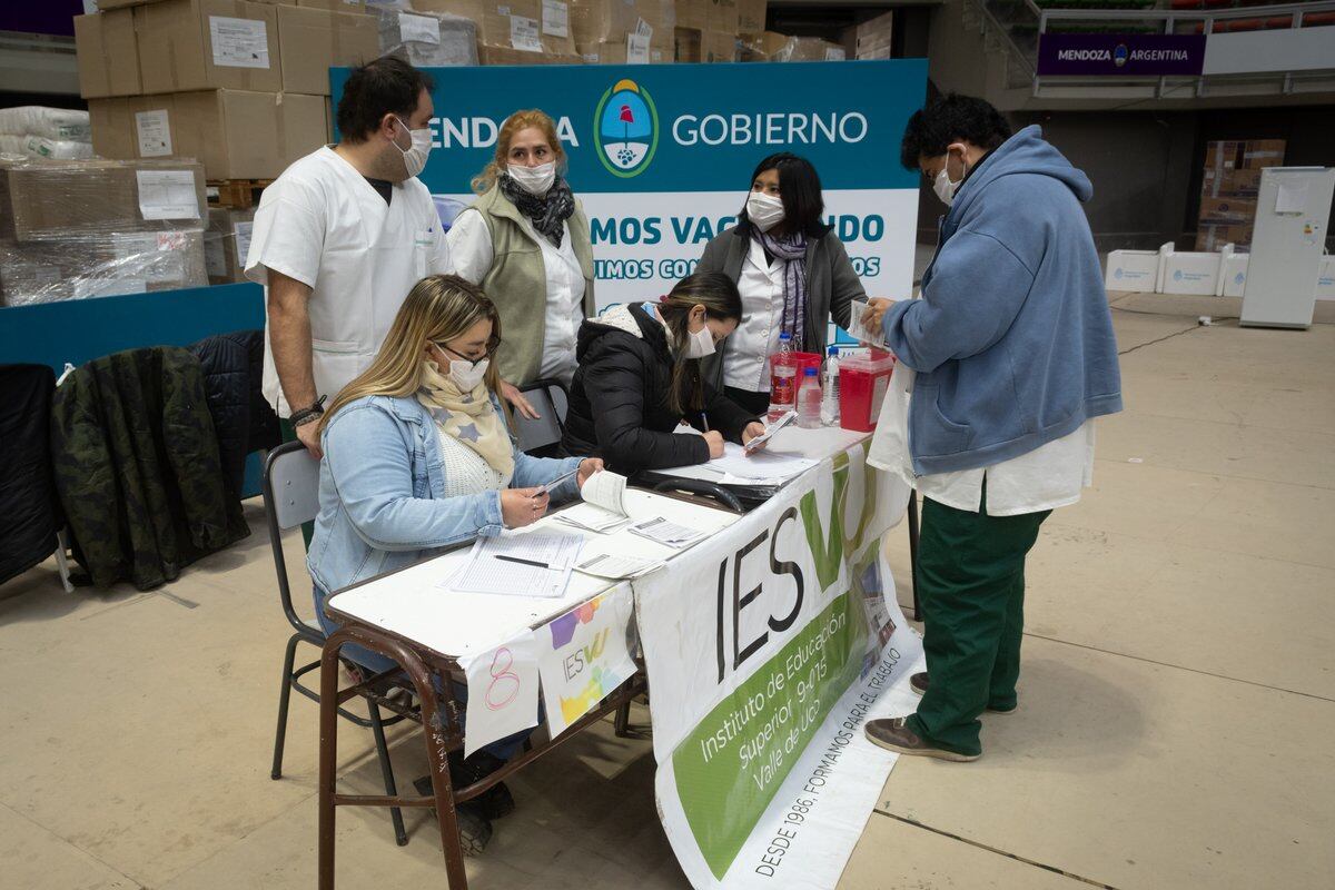 “Es un trabajo muy excitante, la Enfermería es una carrera que te tiene que gustar", resume Miguel Ángel Sosa (45), quien es parte de una beca para vacunara personas contra el Covid-19. Recibe 15.000 pesos por 80 horas de trabajo. 