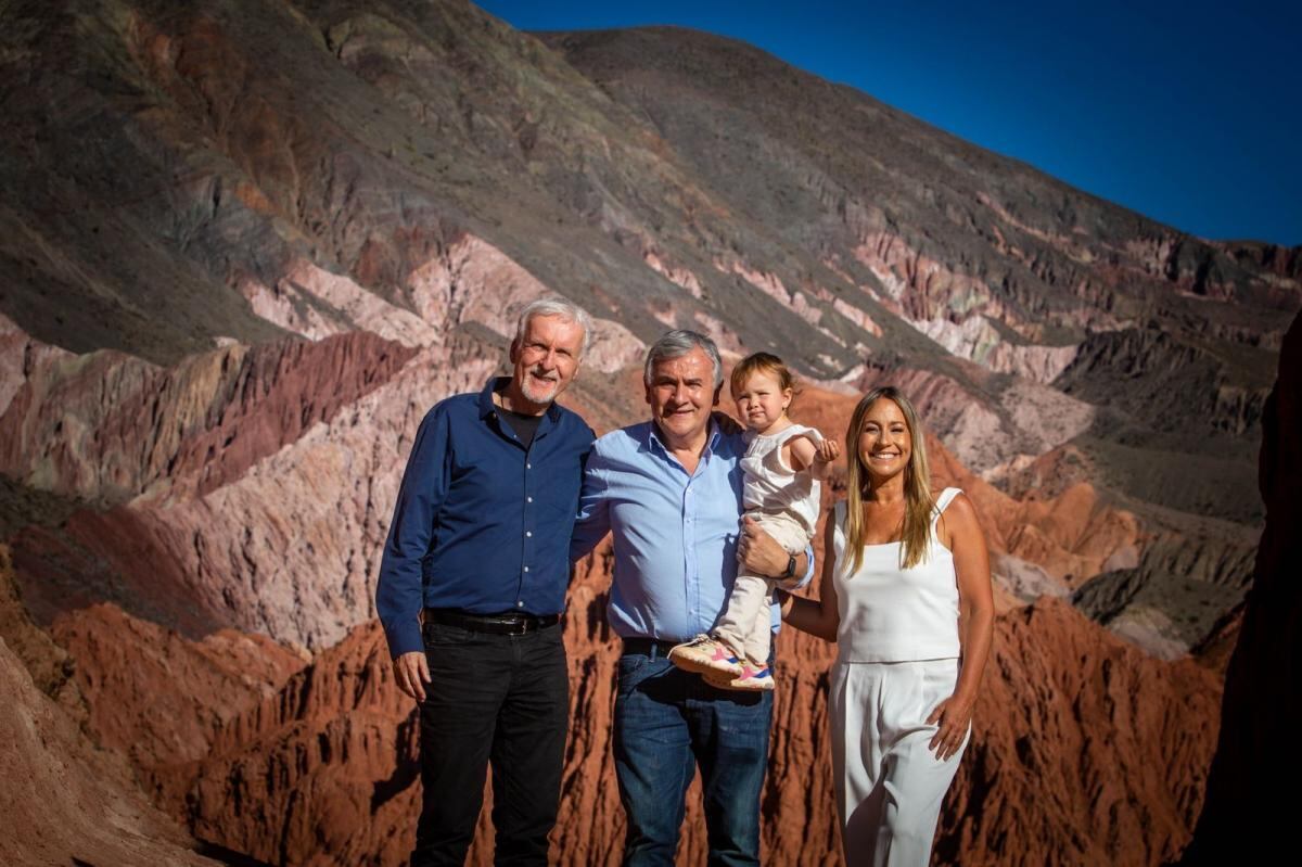 Gerardo Morales y su familia junto al reconocido cineasta canadiense que dirigió algunas de las películas más taquilleras de Hollywood.