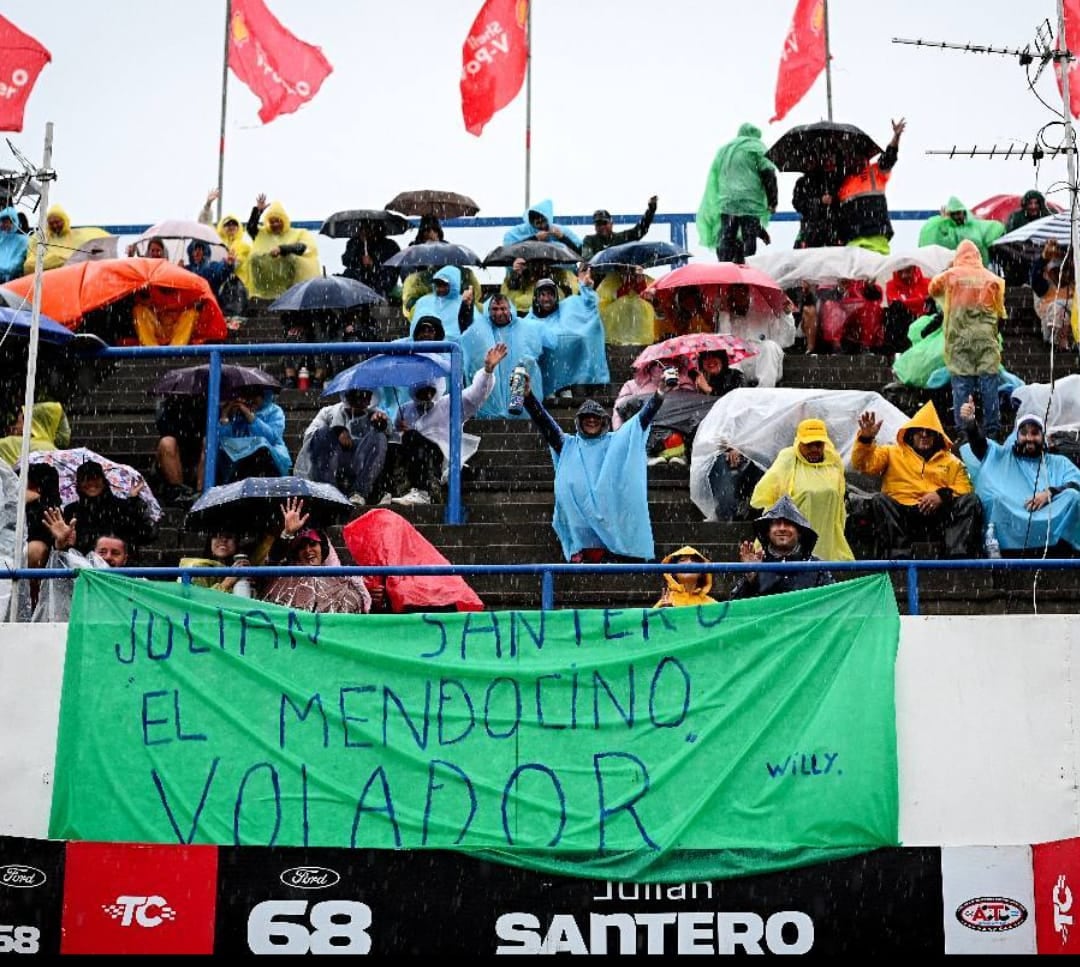 El aguante al piloto mendocino en el Gran Premio Coronación, amigos, hinchas y parientes que llegaron hasta el Roberto Moura, para apoyar a Julián Santero.