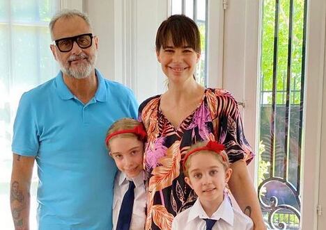 Jorge Rial, junto a Romina Pereiro y sus hijas