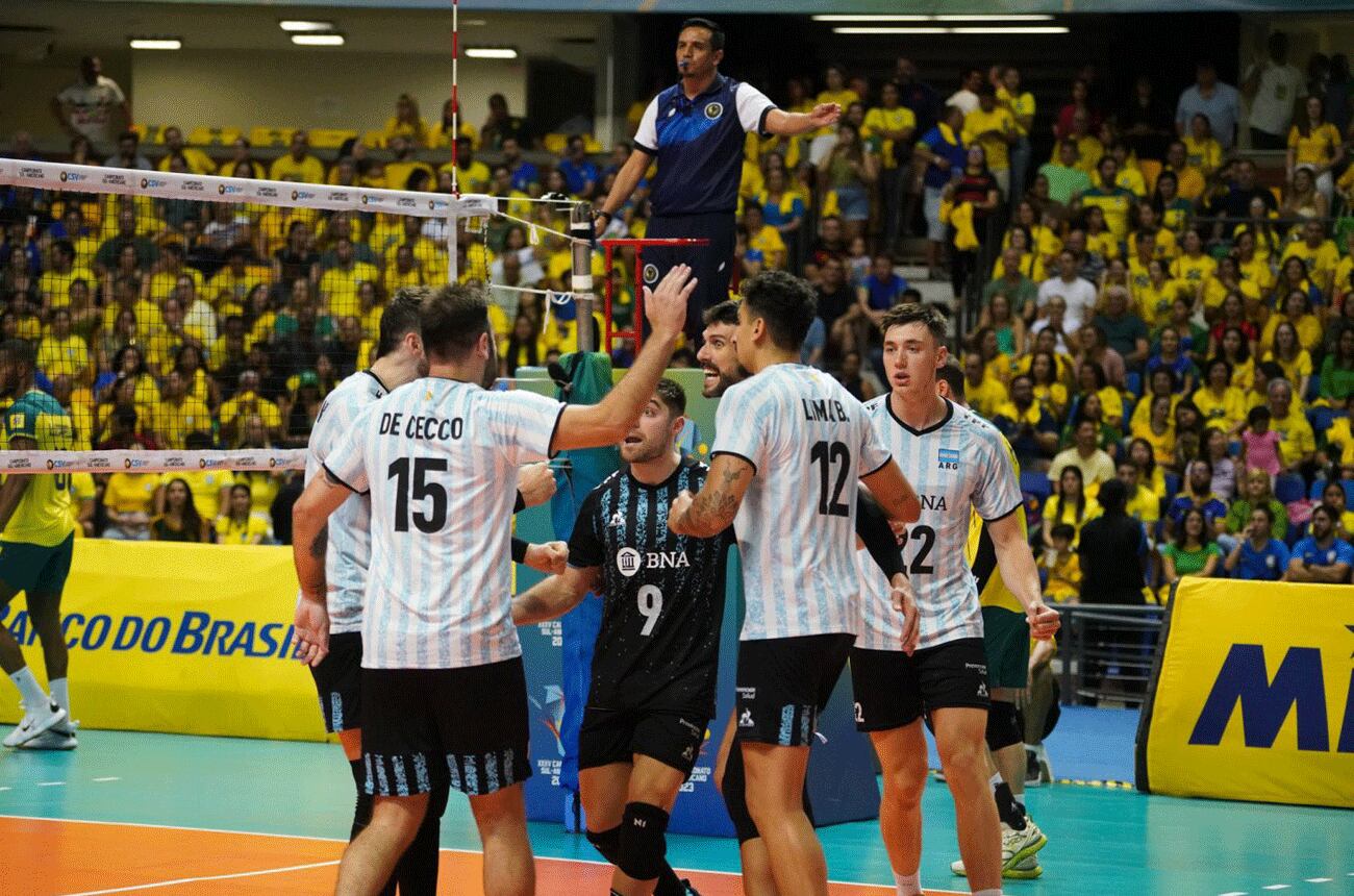 Festeja argentina en un estadio colmado de verde y amarillo. Argentina es campeón Sudamericano. (Prensa Voleysur)