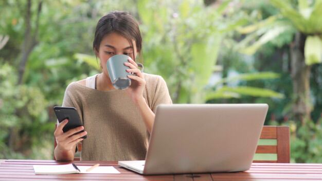 Las mujeres ingresan más al mercado de trabajo para apuntalar los ingresos familiares pero tienen sobrecarga de tareas