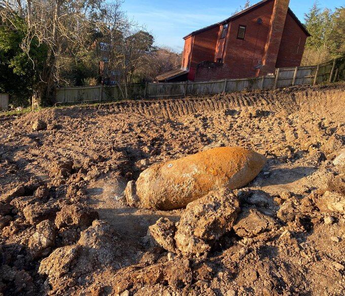 El armamento alemán fue encontrado el viernes en una excavación de una obra. Foto: Twitter.